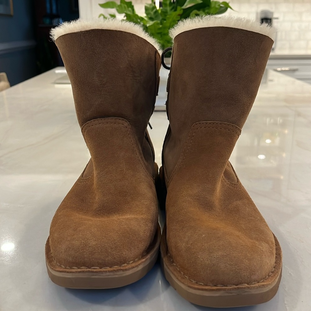 EUC UGG women's short boots, size 9